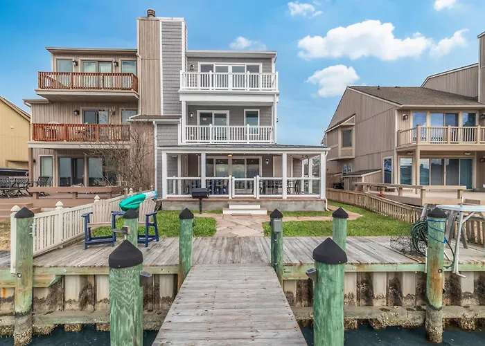 Remodeled 4br Retreat With Dock & Outdoor Shower